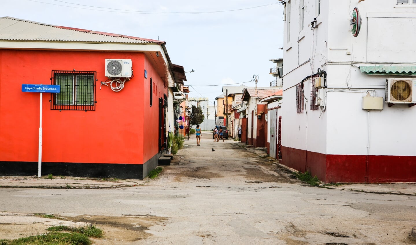 Een van de straten in Sint Nicolaas waar prostituees een kamer huren en hun diensten aanbieden.