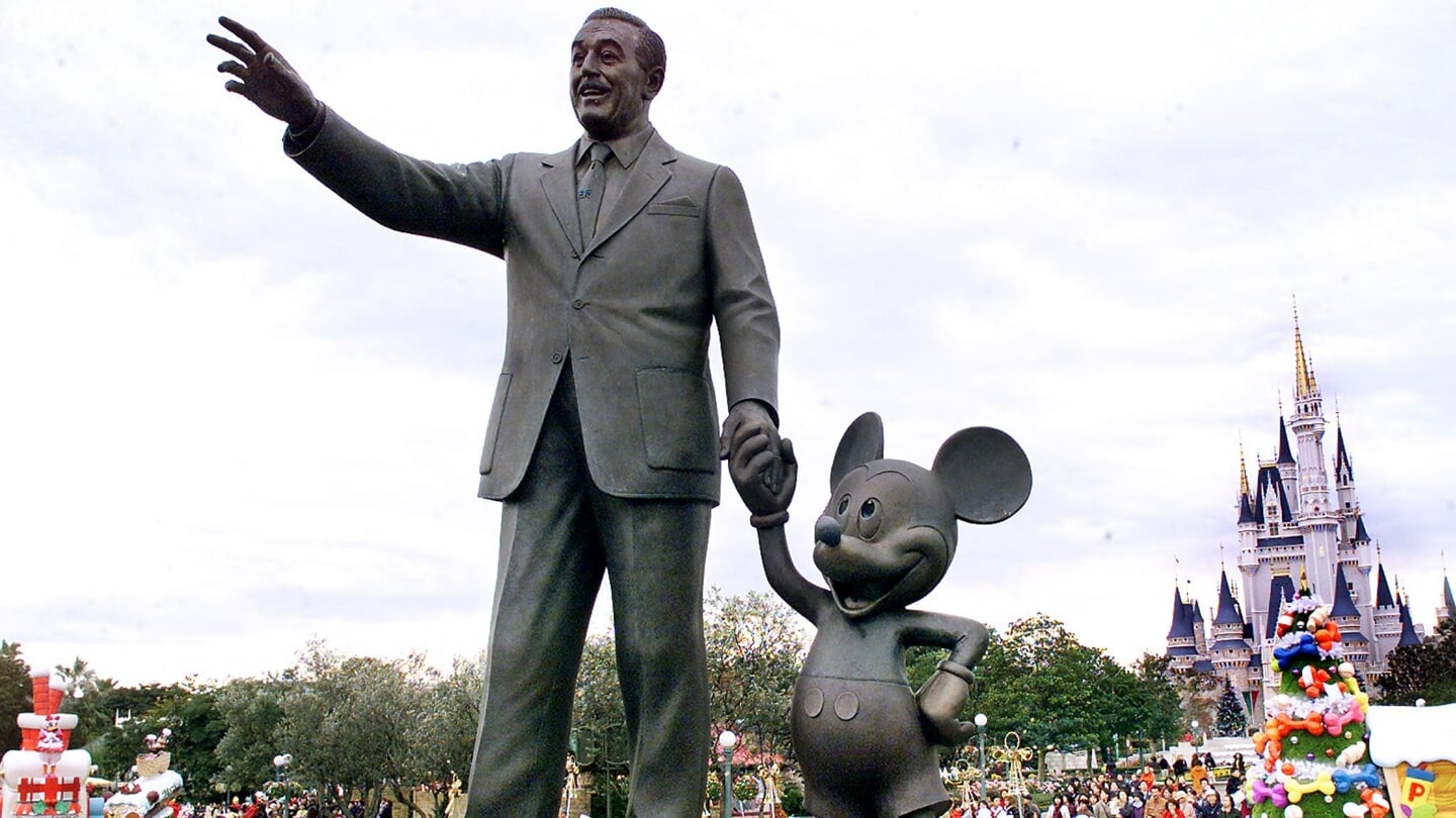 Een standbeeld van Walt Disney en zijn co-creatie Mickey Mouse in Disneyland in Tokio.