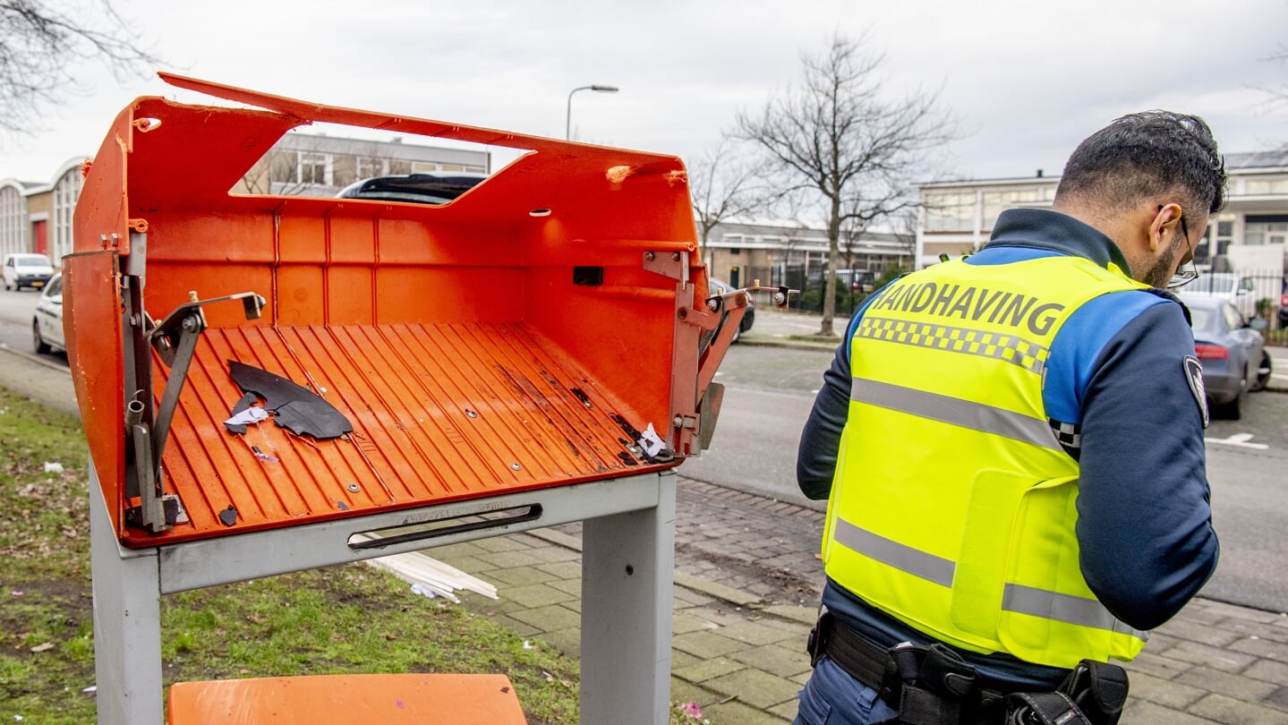 Schade door traditioneel, explosief gebruik van een buskruitproduct: een door vuurwerk opgeblazen brievenbus.