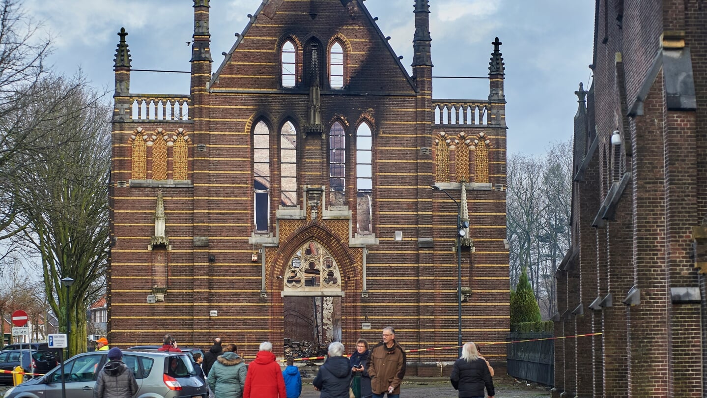 De uitgebrande kapel naast de Lambertuskerk in Veghel.