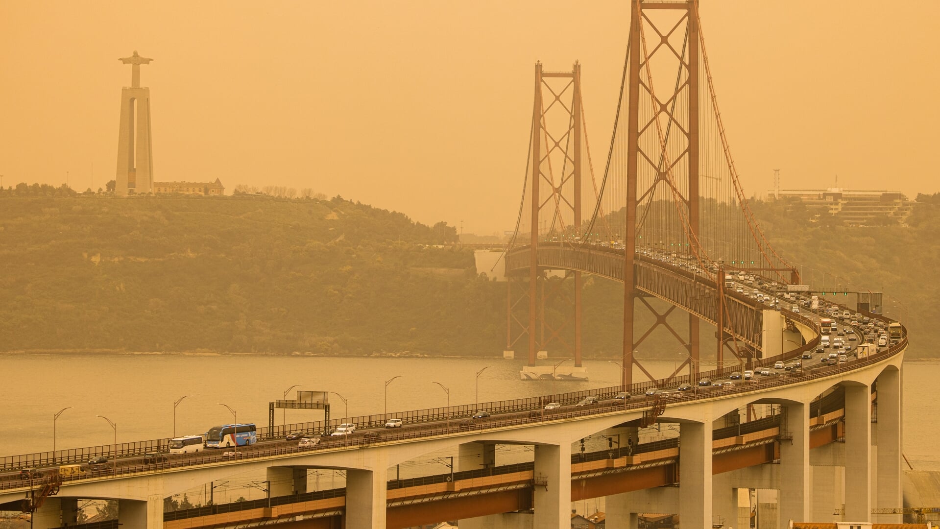 De Abrilbrug in Lissabon en het Christusstandbeeld op de andere oever.