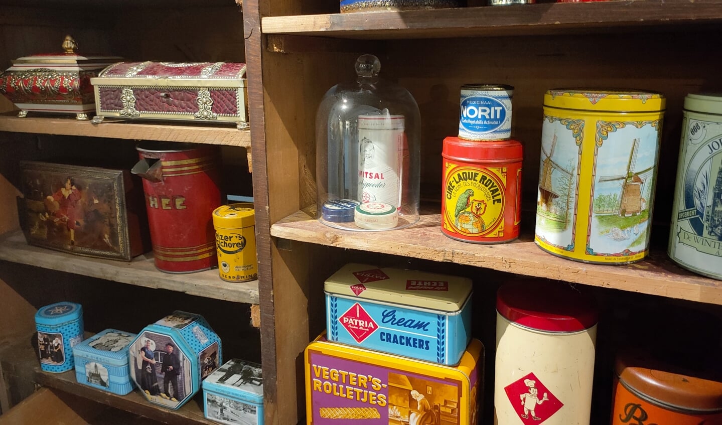 Haagsche hopjes, Silvo's nootmuskaat, babypoeder van Zwitsal, Vechter's rolletjes, Bolletje Beschuit en Zeeuwse babbelaars zijn allemaal ingeblikt.