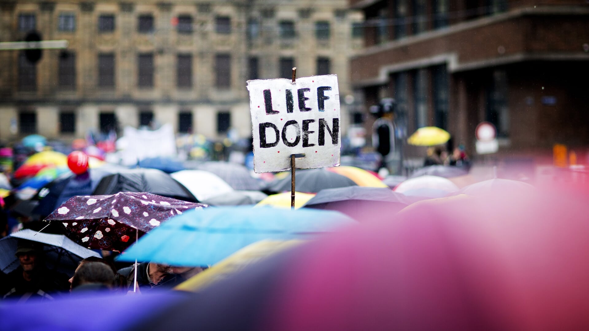 We vinden het knap ingewikkeld om te praten over polariserende maatschappelijke thema’s. Of het nu gaat over klimaat, Zwarte Piet, stikstof, immigratie of corona.