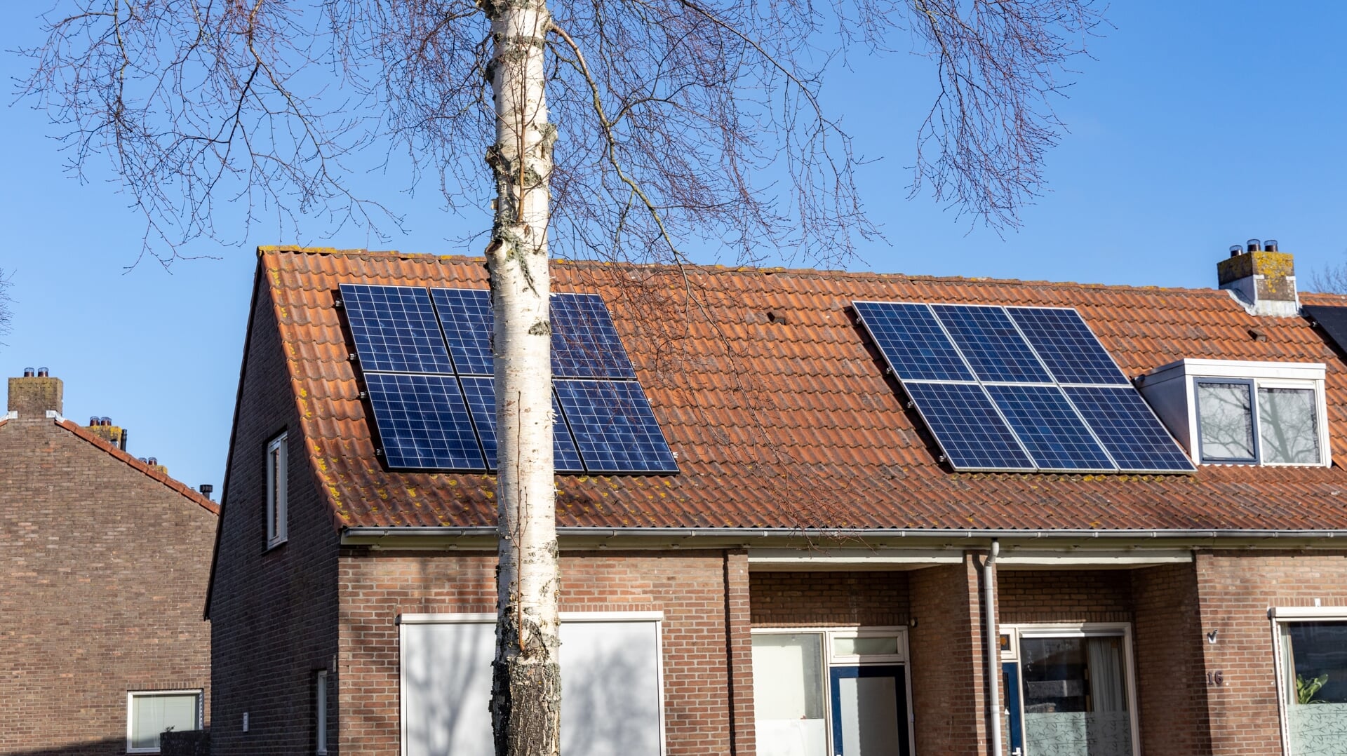 Zonnepanelen op het dak van woningen in Oude-Tonge. Pieter Omtzigt en Kamerleden van zowel GroenLinks als PvdA vrezen dat het in de toekomst voor particulieren niet meer aantrekkelijk is om zonnepanelen aan te schaffen. 