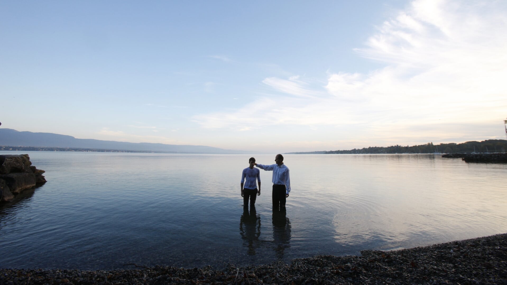 Doop van een volwassene in het meer van Genève in 2010 in het kanton Vaud bij de stad Lausanne.