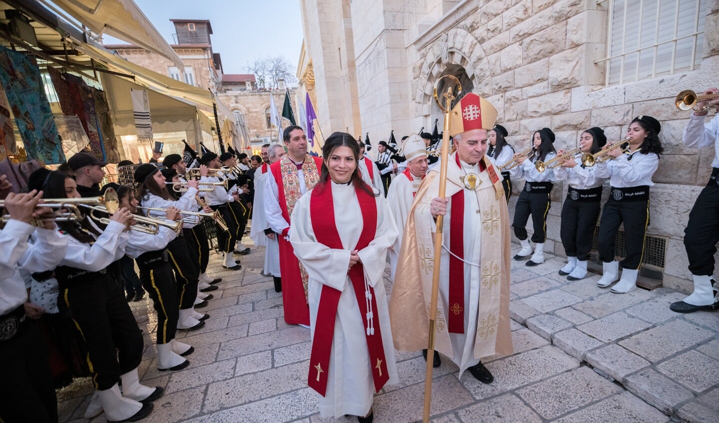 Sally Azar verlaat vlak na haar ordinatie de Kerk van de Verlosser in Jeruzalem, vergezeld door de bisschop - haar vader - Sani Ibrahim Azar van de Evangelisch-Lutherse Kerk in Jordanië en het Heilig Land.
