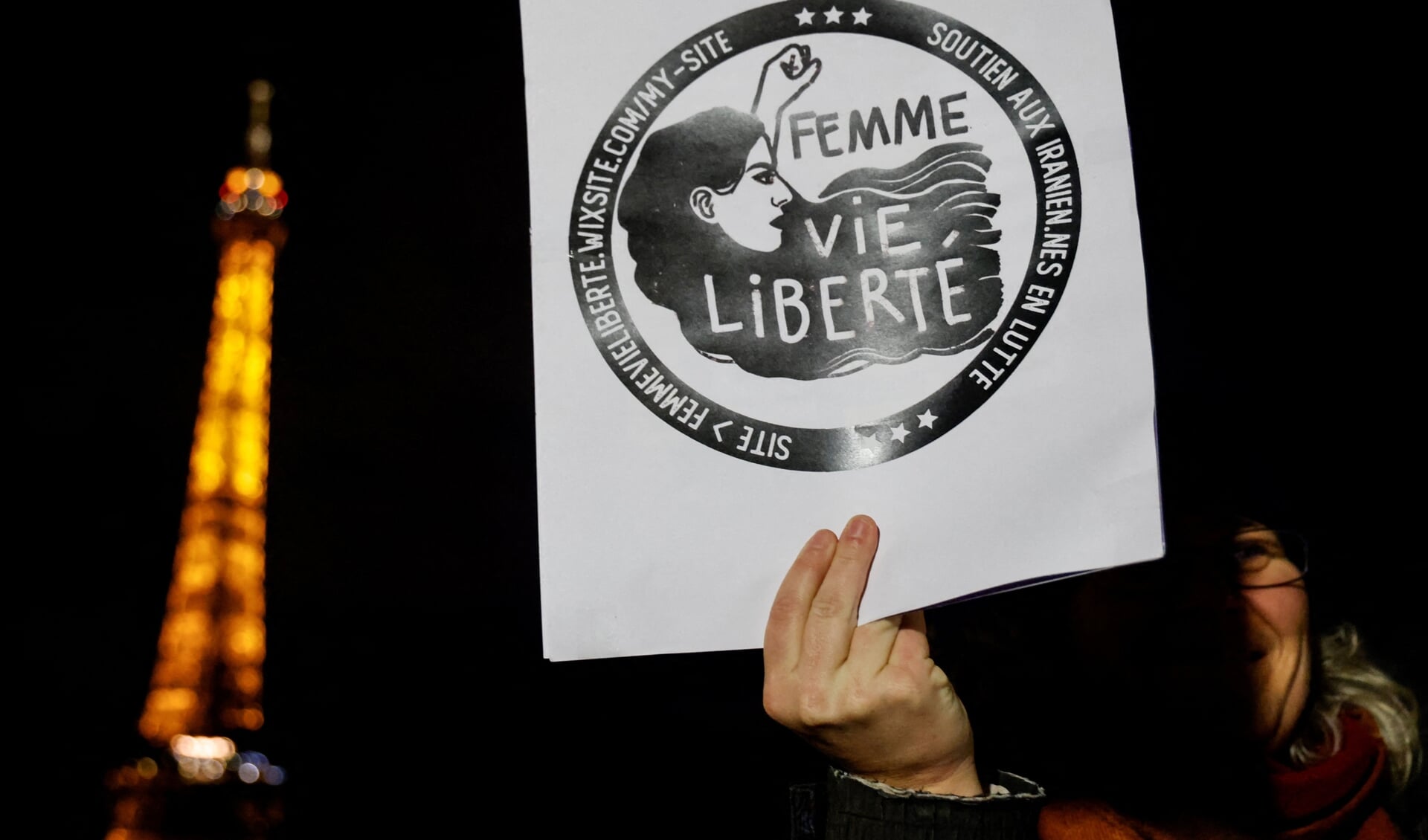 'Vrouw. Leven. Vrijheid'. Een protest bij de Eiffeltoren in Parijs tegen de onderdrukking van vrouwen in Iran.