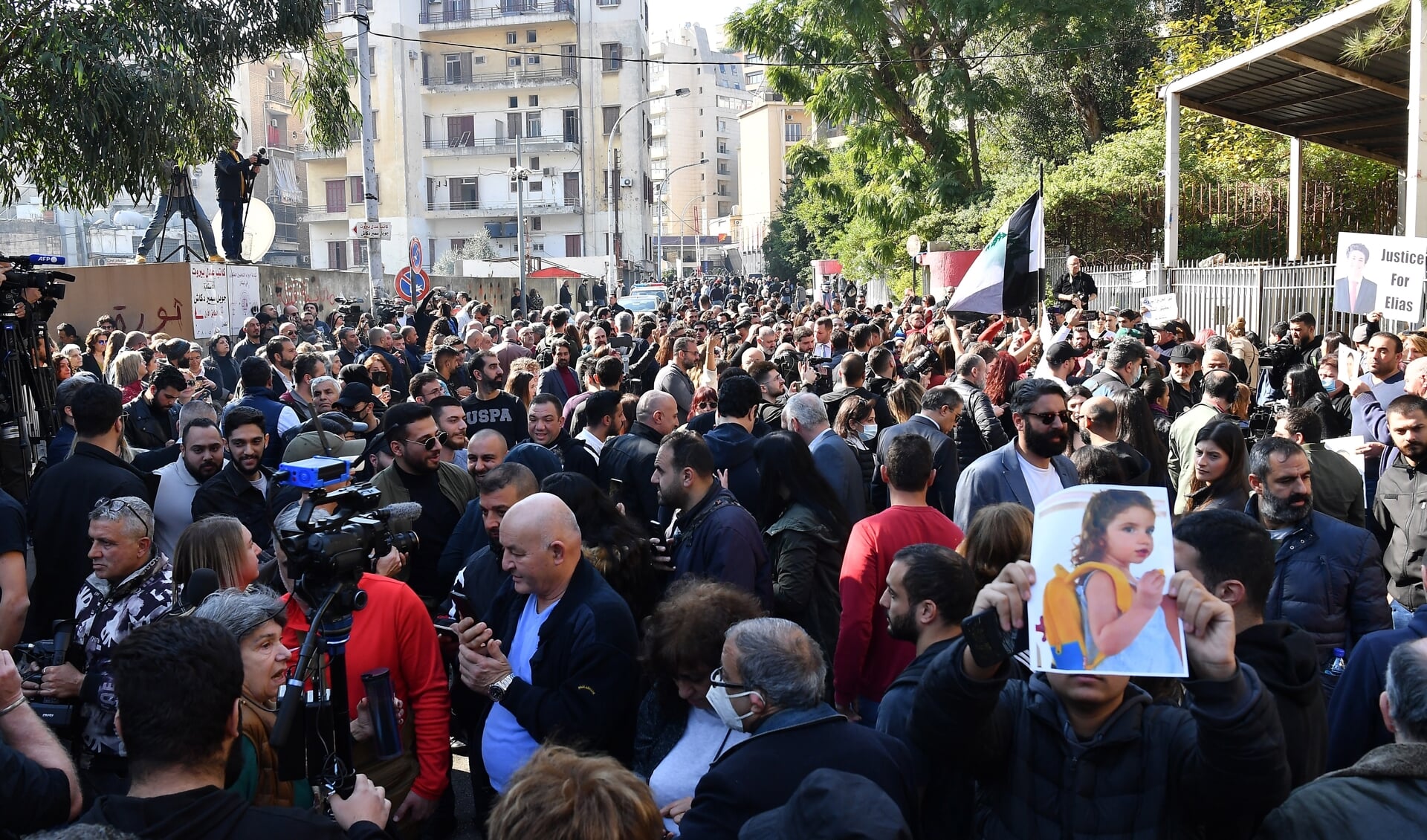 Betogers en nabestaanden bij het Paleis van Justitie in Beiroet, om onderzoeksrechter Bitar te steunen en om te protesteren tegen de vrijlating van 17 verdachten.