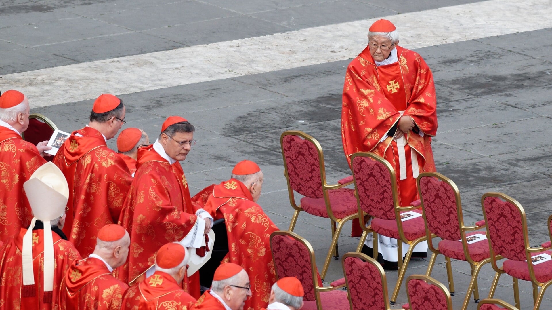 De 91-jarige kardinaal Joseph Zen vlak voor de uitvaartmis van emeritus paus Benedictus XVI op 5 januari 2022. 
