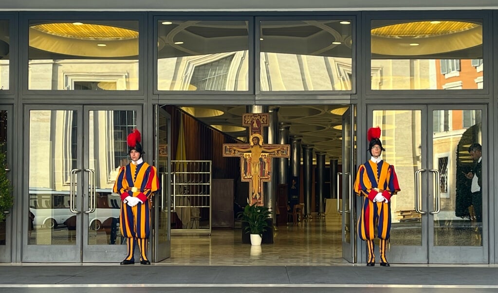Het kruis van San Damiano staat bij de ingang van de synodehal te wachten op de synodevaders en -moeders. 
