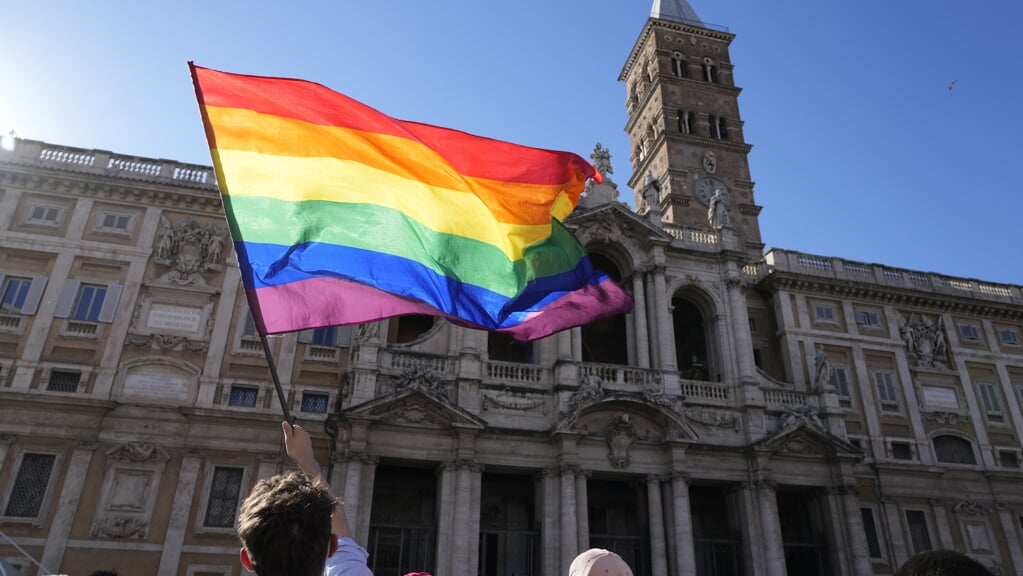 Deelnemers aan de jaarlijkse Pride-manifestatie in Rome voor de pauselijke basiliek Santa Maria Maggiore. Als seksuele handelingen tussen mensen van hetzelfde geslacht van de katholieke zondenlijst worden geschrapt, komen automatisch ook andere grote delen van de seksuele moraal op losse schroeven te staan.