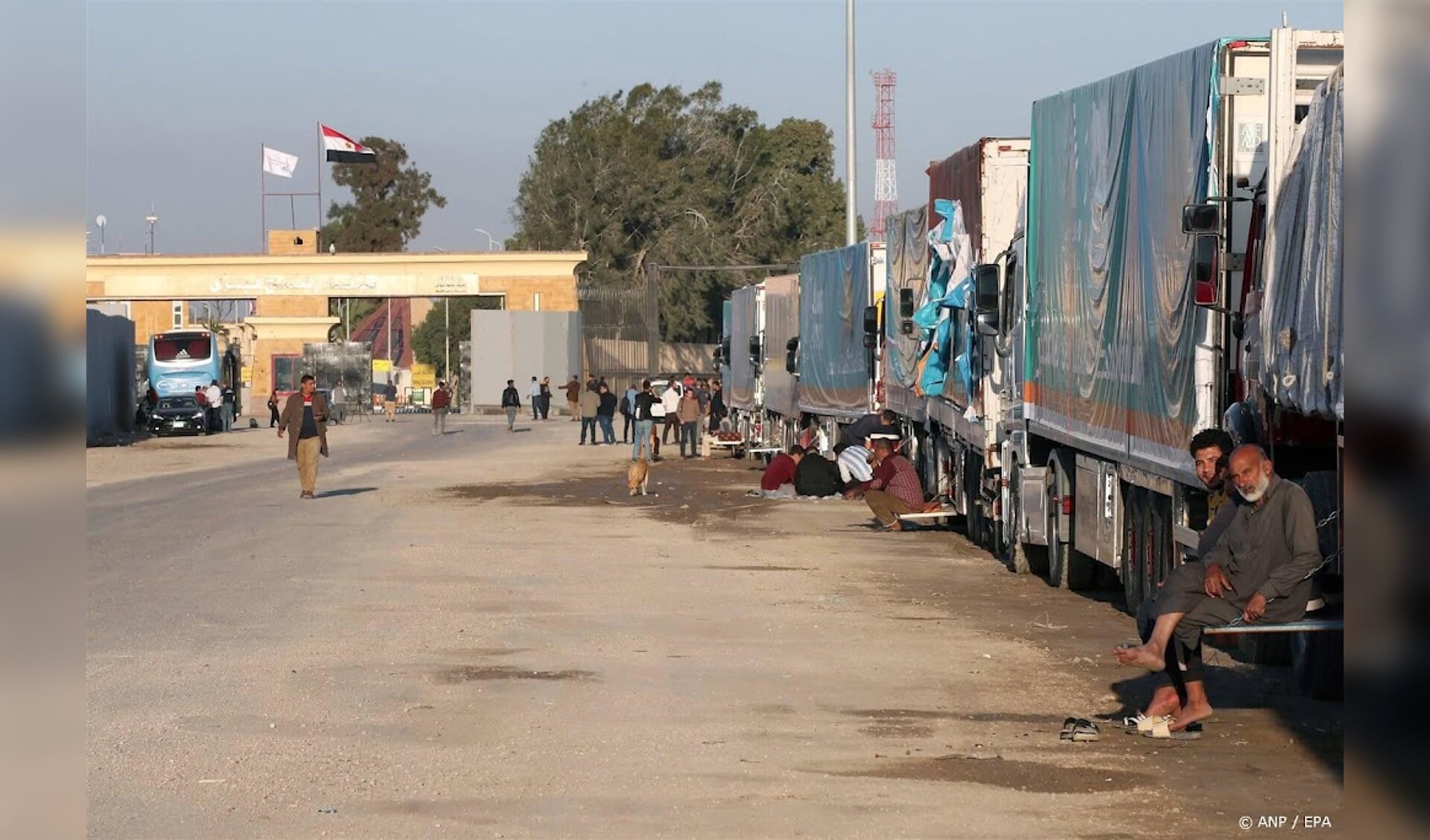 Trucks Met Hulpgoederen Kunnen Niet Meer Over Grens Gazastrook ...