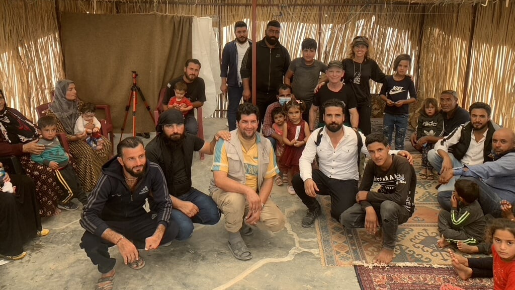 De tentkerk die Hamdu (in wit, zelf een bekeerde moslim) heeft opgezet voor bekeerde vluchtelingen in het kamp Washi Kani in Syrië.