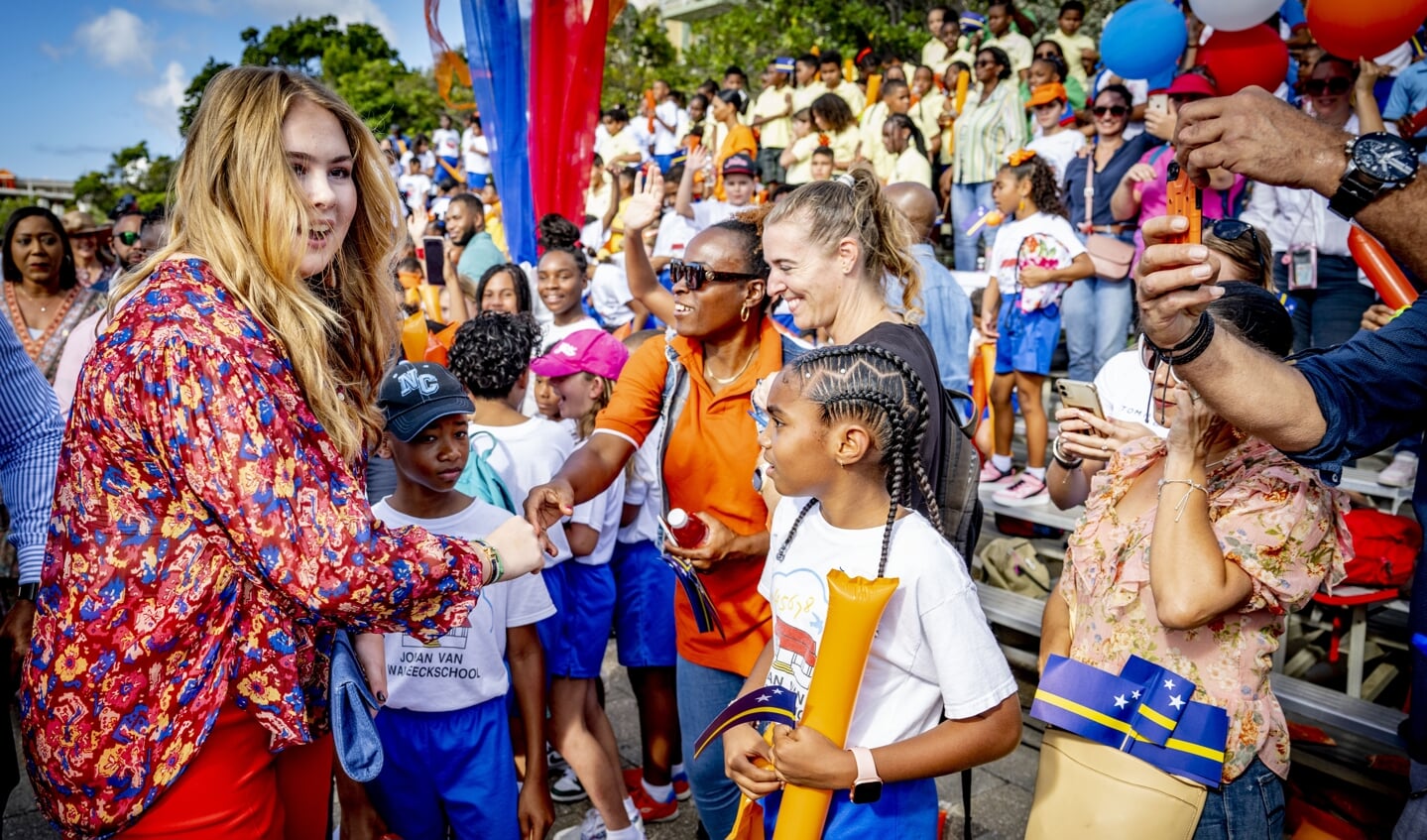 Prinses Amalia tijdens het bezoek aan Curaçao.