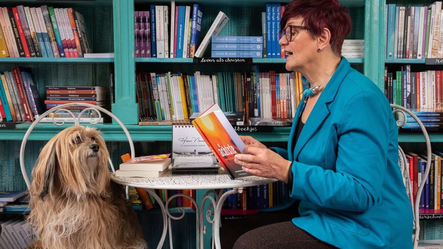 Irene Klein Haneveld en haar hond in bijbelshop Samma