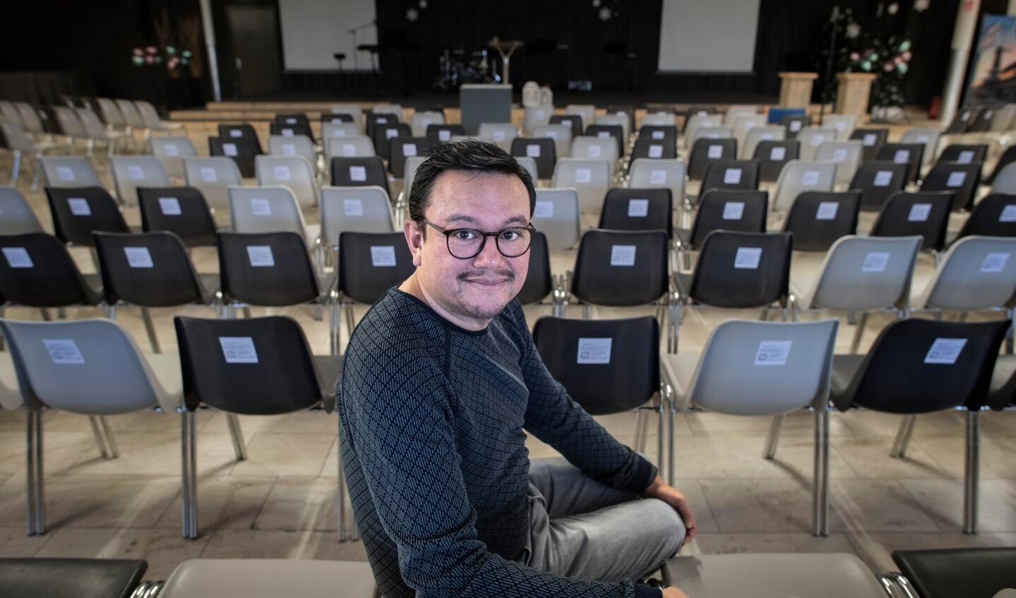 Voorganger William Boné in de zaal waar elke zondagochtend een samenkomst wordt gehouden.