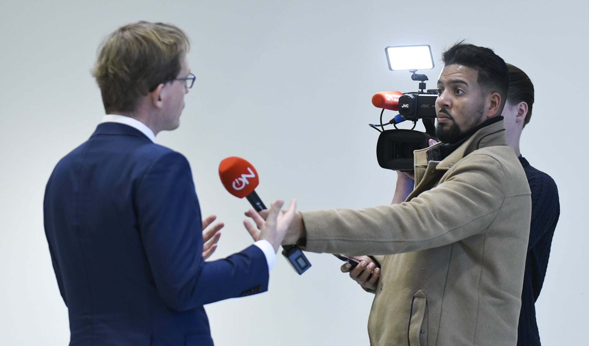 Pepijn van Houwelingen (FVD) wordt geïnterviewd door Jonathan Krispijn, verslaggever van Ongehoord Nederland. De omroep krijgt mogelijk een derde boete.