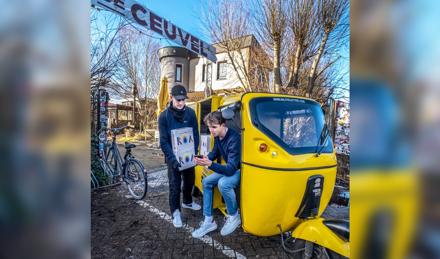 De oprichters van ROA bezorgen de melkpakken persoonlijk met de fiets.