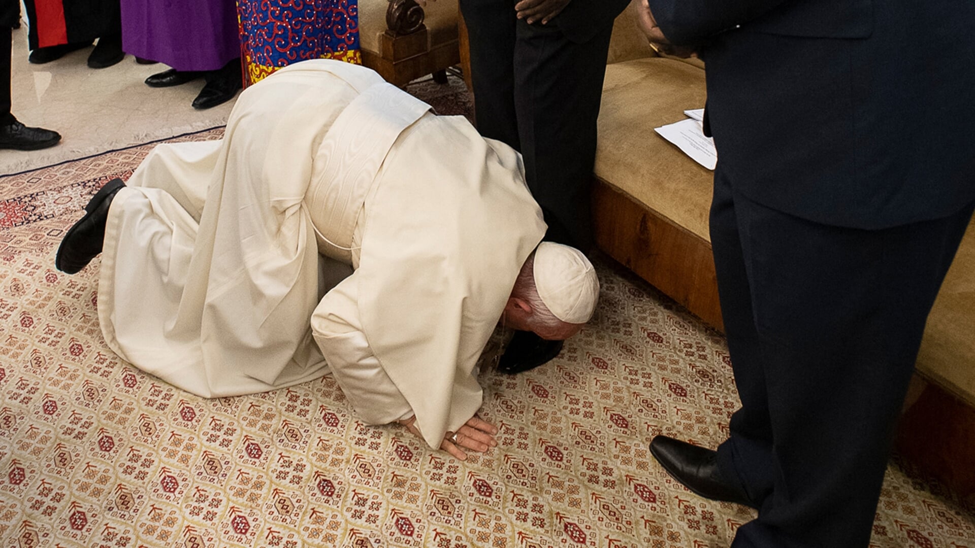 Paus Franciscus kuste in 2019 de voeten van de leiders van Zuid-Soedan tijdens hun bezoek aan het Vaticaan voor vredesoverleg. Dat overleg, onderdeel van een geestelijke retraite, was het initiatief van de anglicaanse aartsbisschop van Canterbury, Justin Welby.