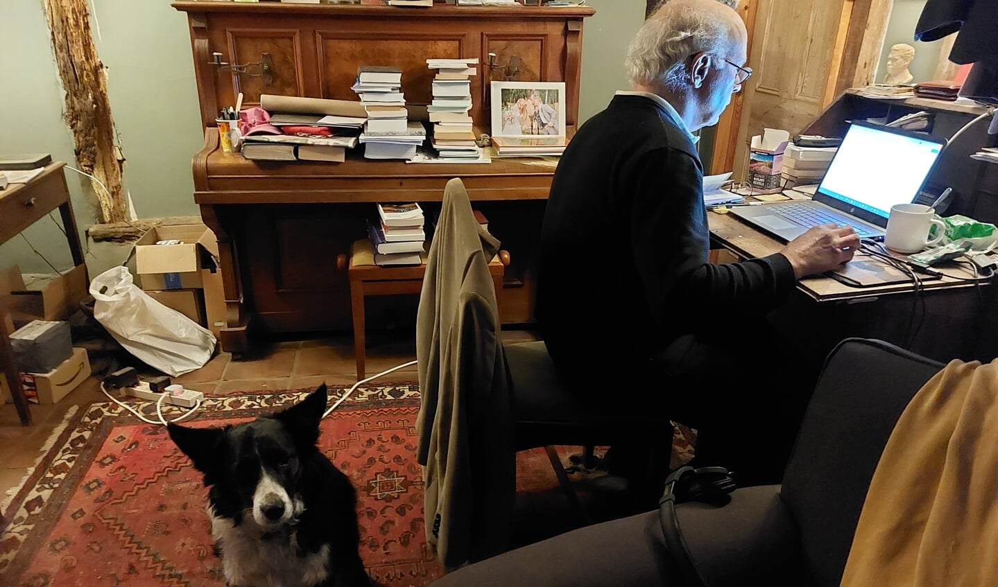 De schrijver op zijn werkkamer, in het gezelschap van zijn hond Sammie. 