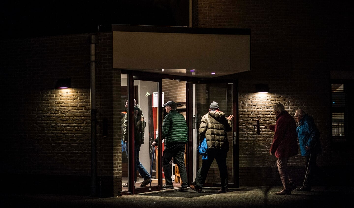 De bezinningsavonden trekken gemiddeld zo'n honderd mensen. In Apeldoorn stond de teller dinsdagavond op 140.  