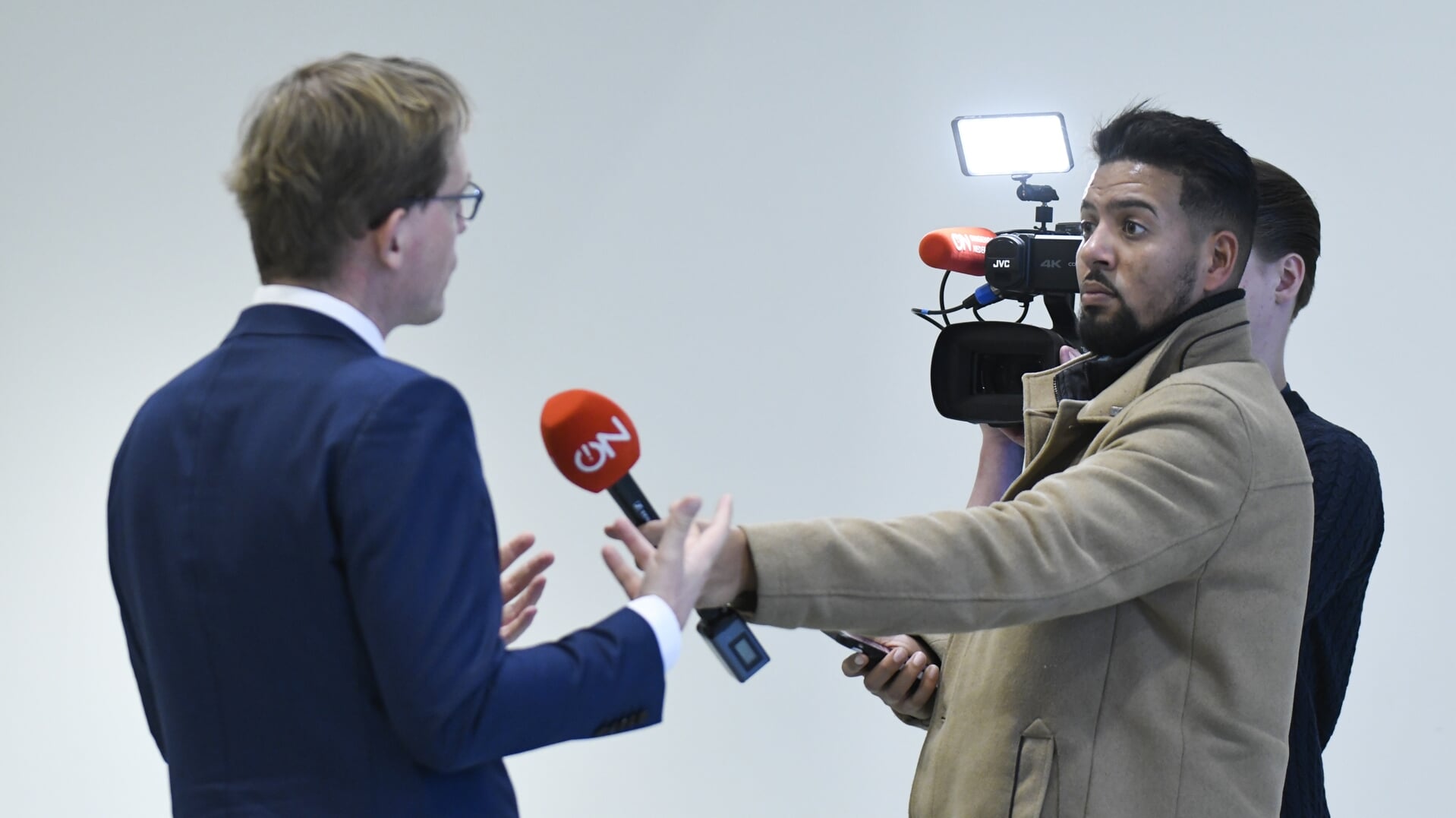 Pepijn van Houwelingen (FvD) wordt geïnterviewd door Jonathan Krispijn, verslaggever van Ongehoord Nederland. De omroep krijgt mogelijk een derde boete.
