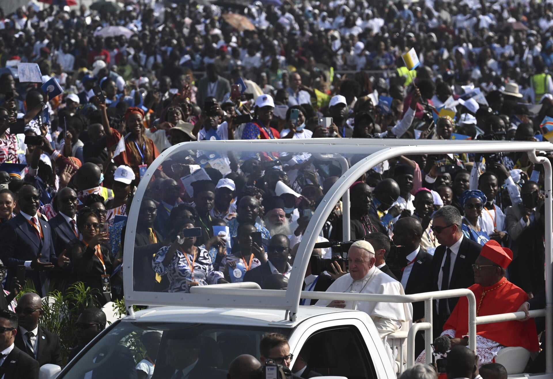 Paus Franciscus bij zijn aankomst op het Ndolo-vliegveld van Kinshasa om er met meer dan een miljoen Congolezen de eucharistie te vieren..