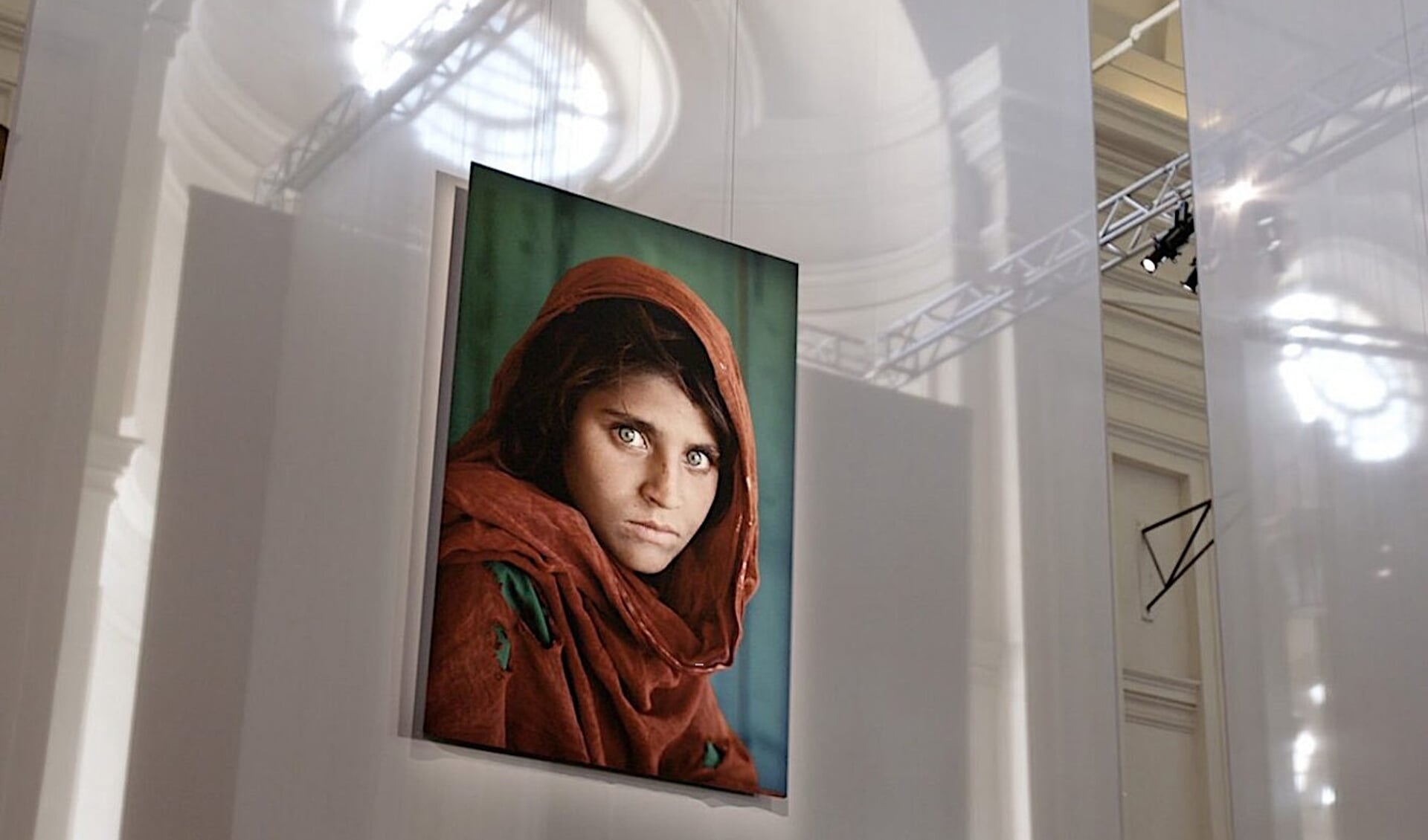 Wereldberoemd werd Steve McCurry om zijn foto van het Afghaanse meisje met de doordringende, groene ogen.