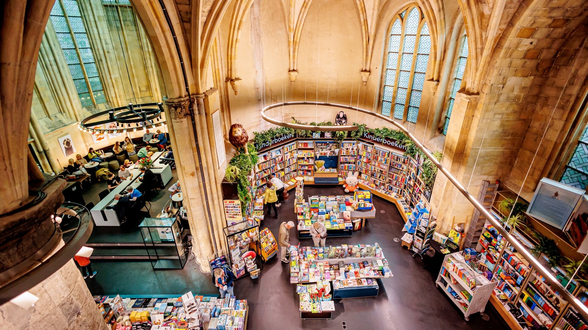 De Boekhandel Dominicanen in Maastricht paste vorig jaar haar interieur aan voor de Kinderboekenweek. Dit jaar is er veel ophef om deze week.