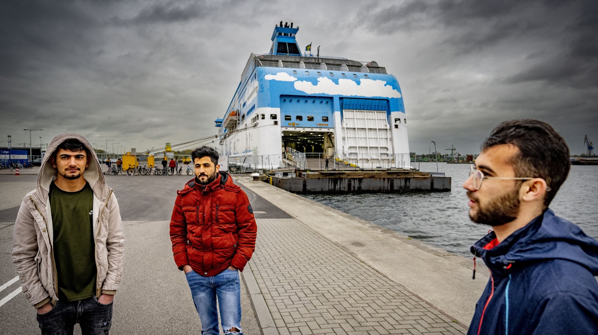 Jongeren bij het opvangschip in Amsterdam. Asielzoekers zitten vaak maanden tot jaren in een opvanglocatie, zonder dat ze aan werk kunnen komen.
