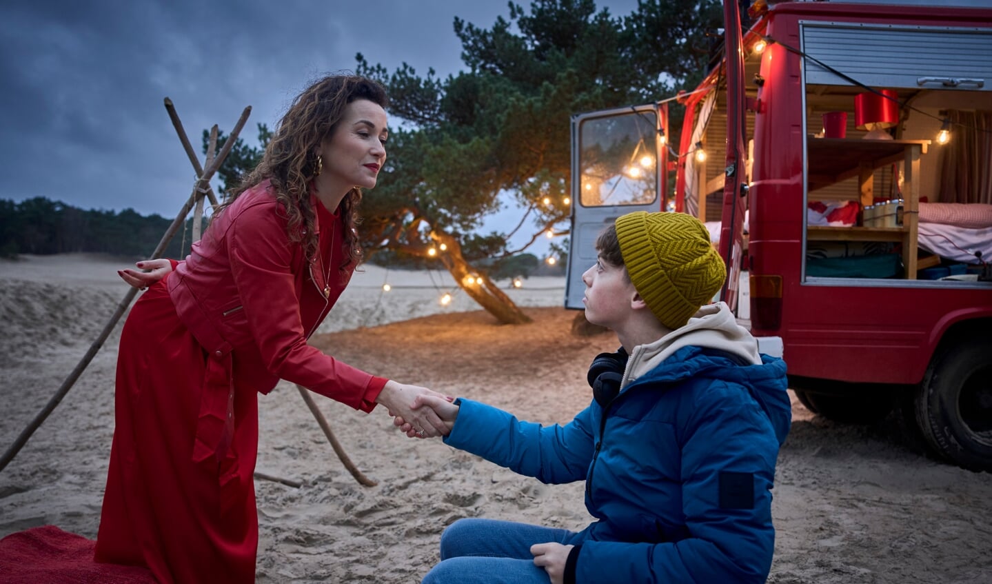 Acteurs Birgit Schuurman en Delano Watchman ontmoeten elkaar als Sint Valentijn en wegloper Otis in de film De magie van Sint Valentijn