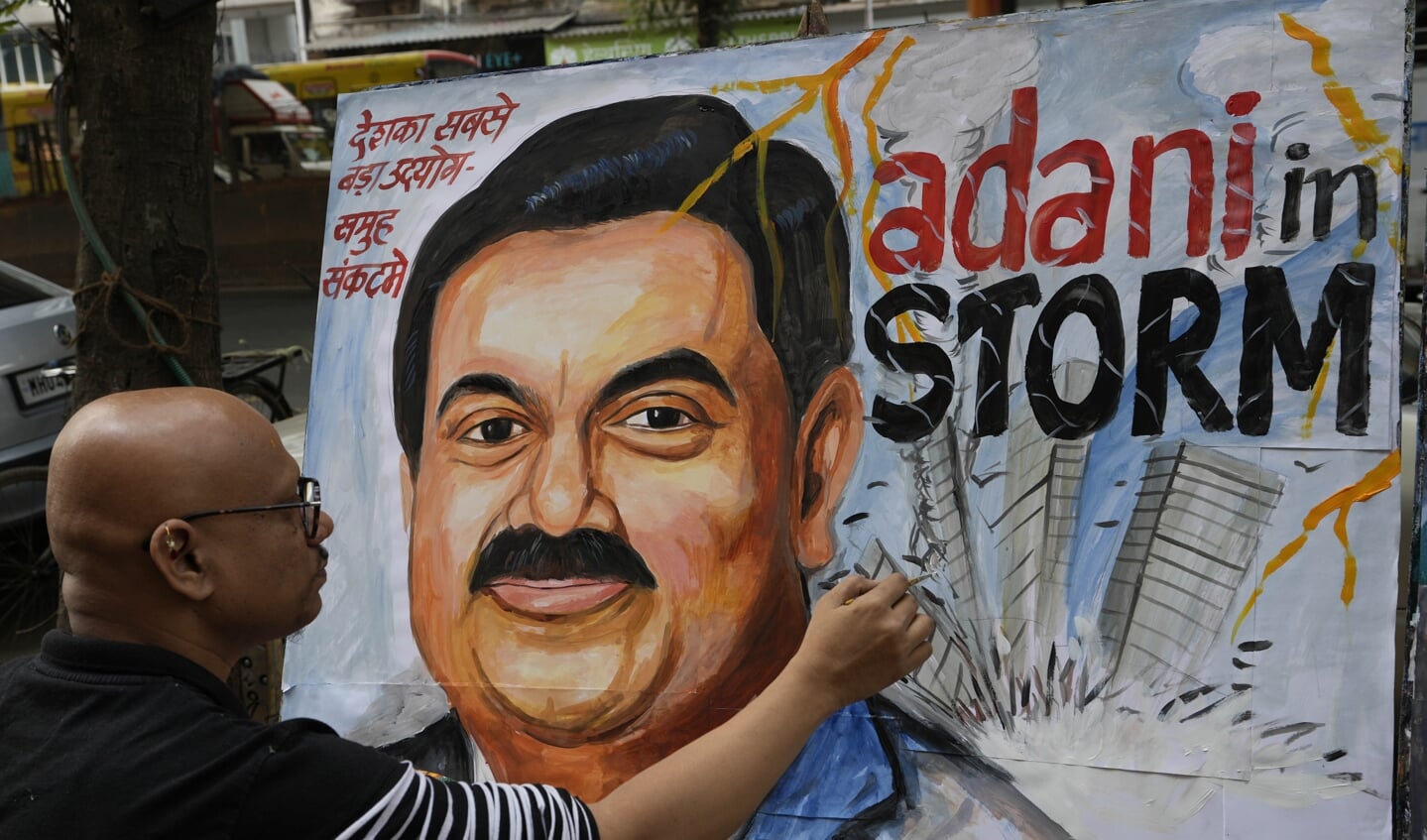 Een kunstenaar in Mumbai brengt de onrust rond Adani in beeld.