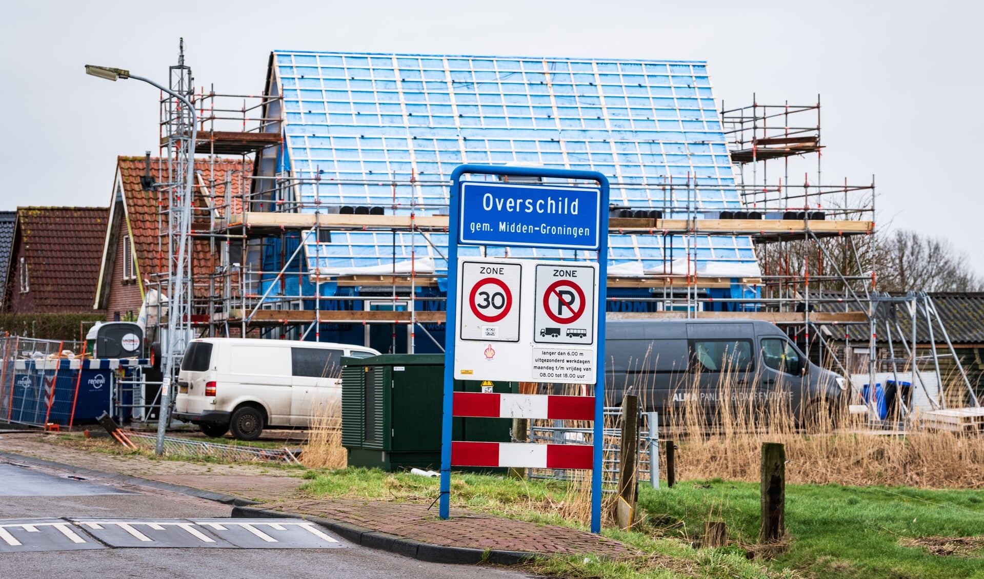 'De versterkingsoperatie moet uitgevoerd worden met zorgvuldigheid en vakmanschap.' Beeld: in Overschild moet een groot deel van de huizen in het dorp gesloopt worden om plaats te maken voor nieuwbouw.
