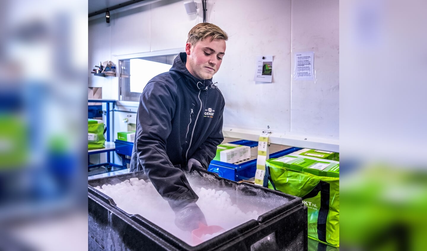 Dozen met eten worden in tassen gedaan om te worden bezorgd. Daarbij wordt droog ijs tussen de dozen gedaan. 