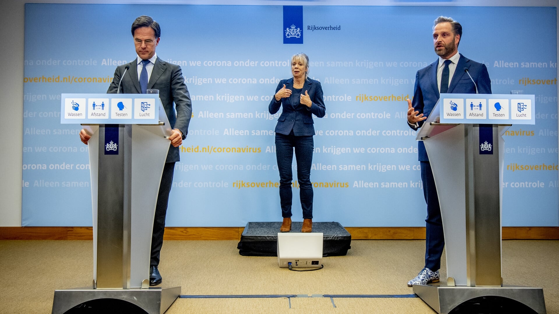 Premier Mark Rutte en destijds demissionair Minister Hugo de Jonge van Volksgezondheid, Welzijn en Sport geven een toelichting op de coronamaatregelen in Nederland in december 2021.