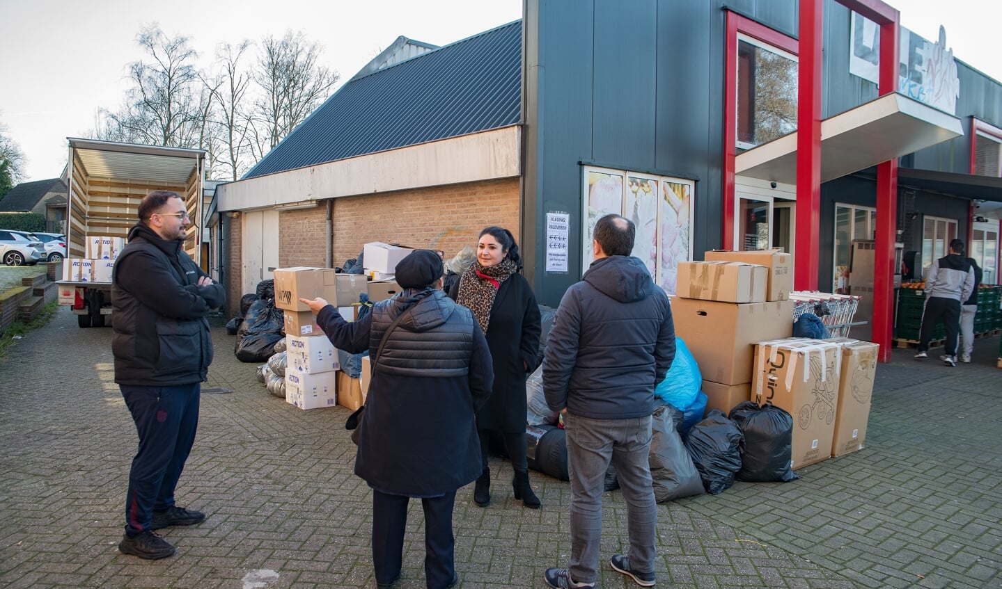 Ondernemer Cengizhan Alev (links) praat met gevers.