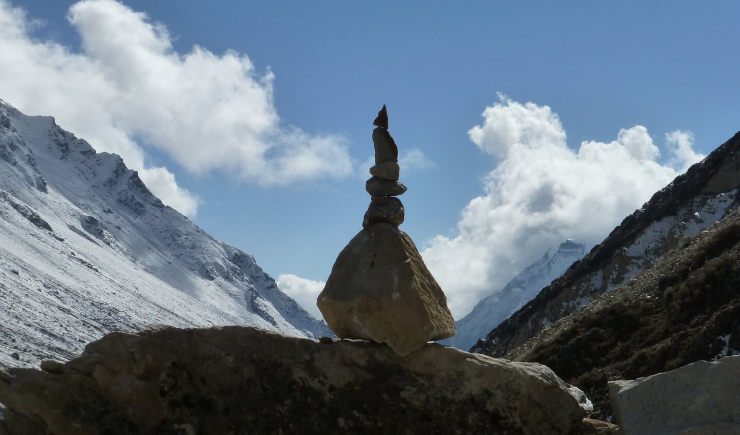 Een aardmannetje in de Himalaya: stenen die je vertellen dat je op pad loopt waar anderen je zijn voorgegaan.