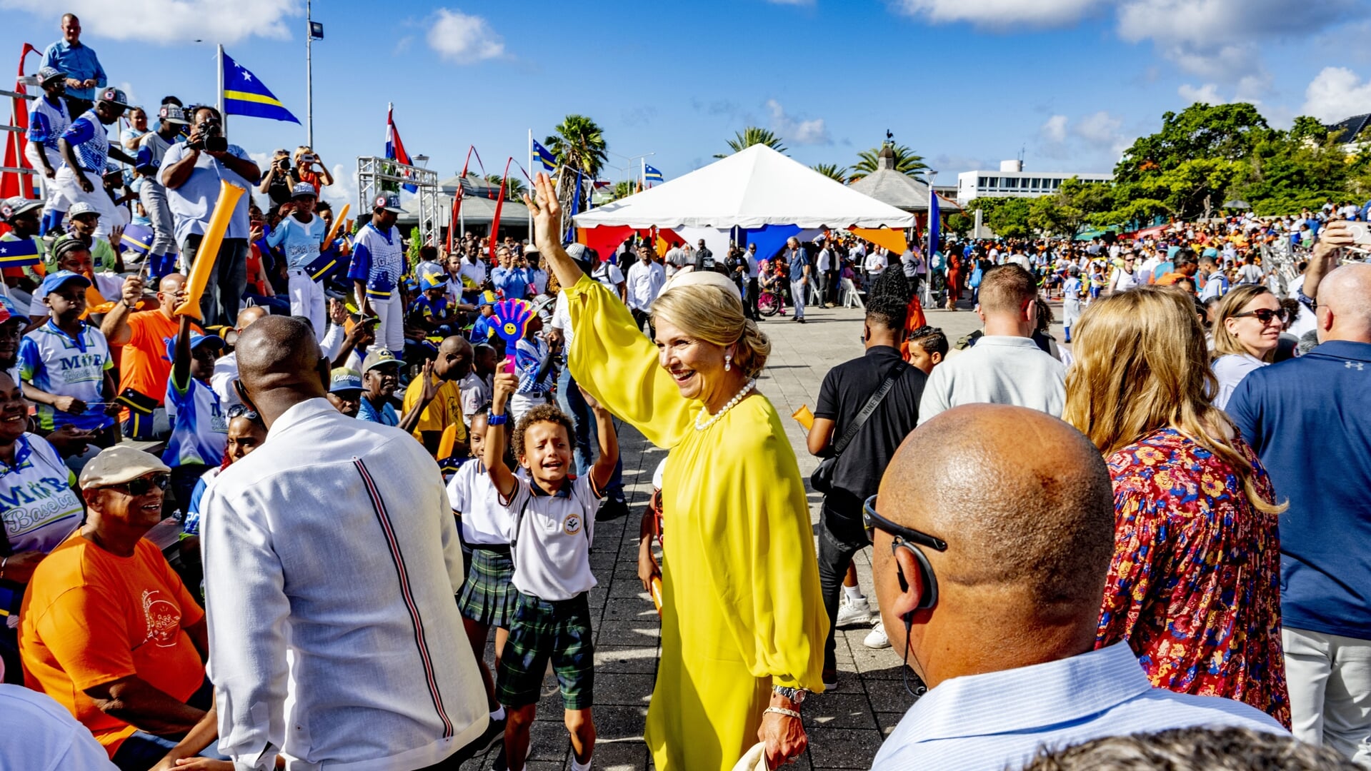 Koningin Máxima en prinses Amalia (in het rood, op de rug gezien) tijdens hun kennismakingsbezoek aan Willemstad op Curacao.