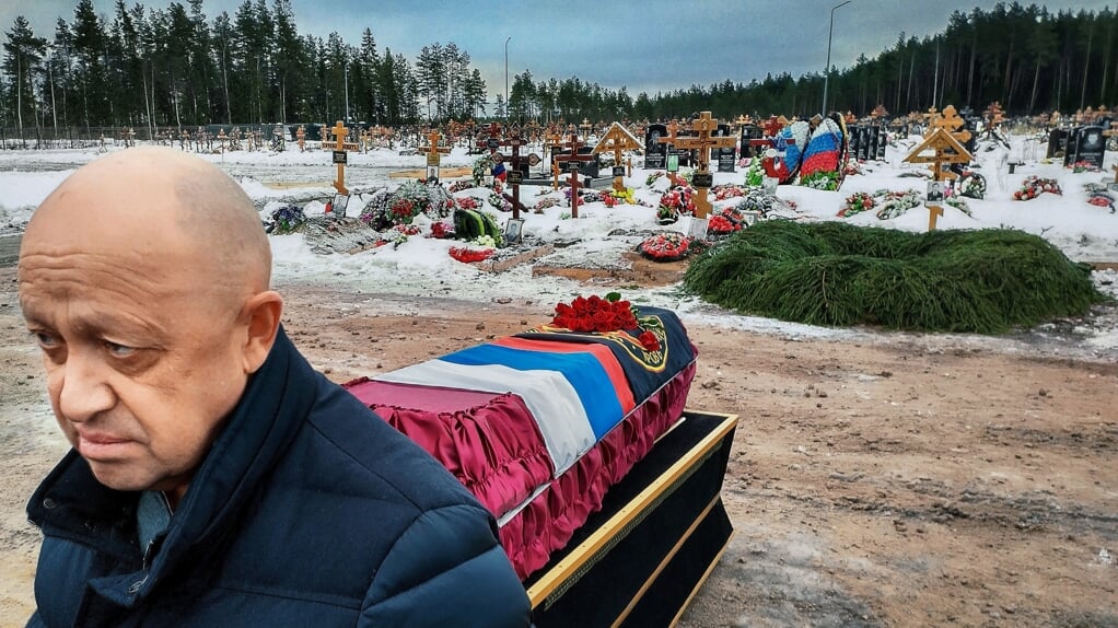 Jevgeni Prigozjin, hoofd van het Russische huurlingenleger Wagner, bij de begrafenis van een van de huurlingen die stierf tijdens de oorlog in Oekraïne.