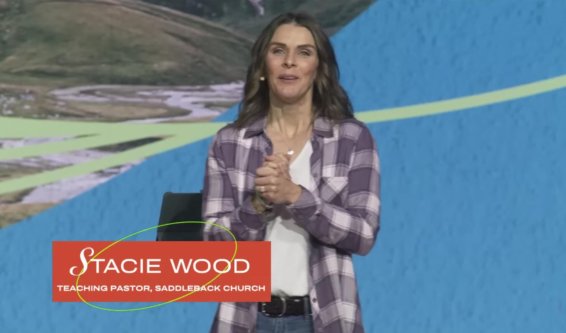Stacie Wood preekt bij Saddleback Church. Die kerk wordt nu verstoten door de Zuidelijke Baptisten, omdat zij als vrouw voorganger is.