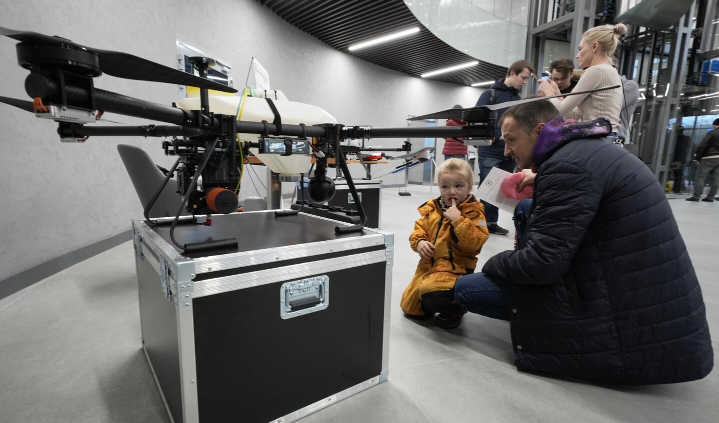 Bezoekers onderzoeken een onbemand luchtvaartuig in het Wagner Centre.