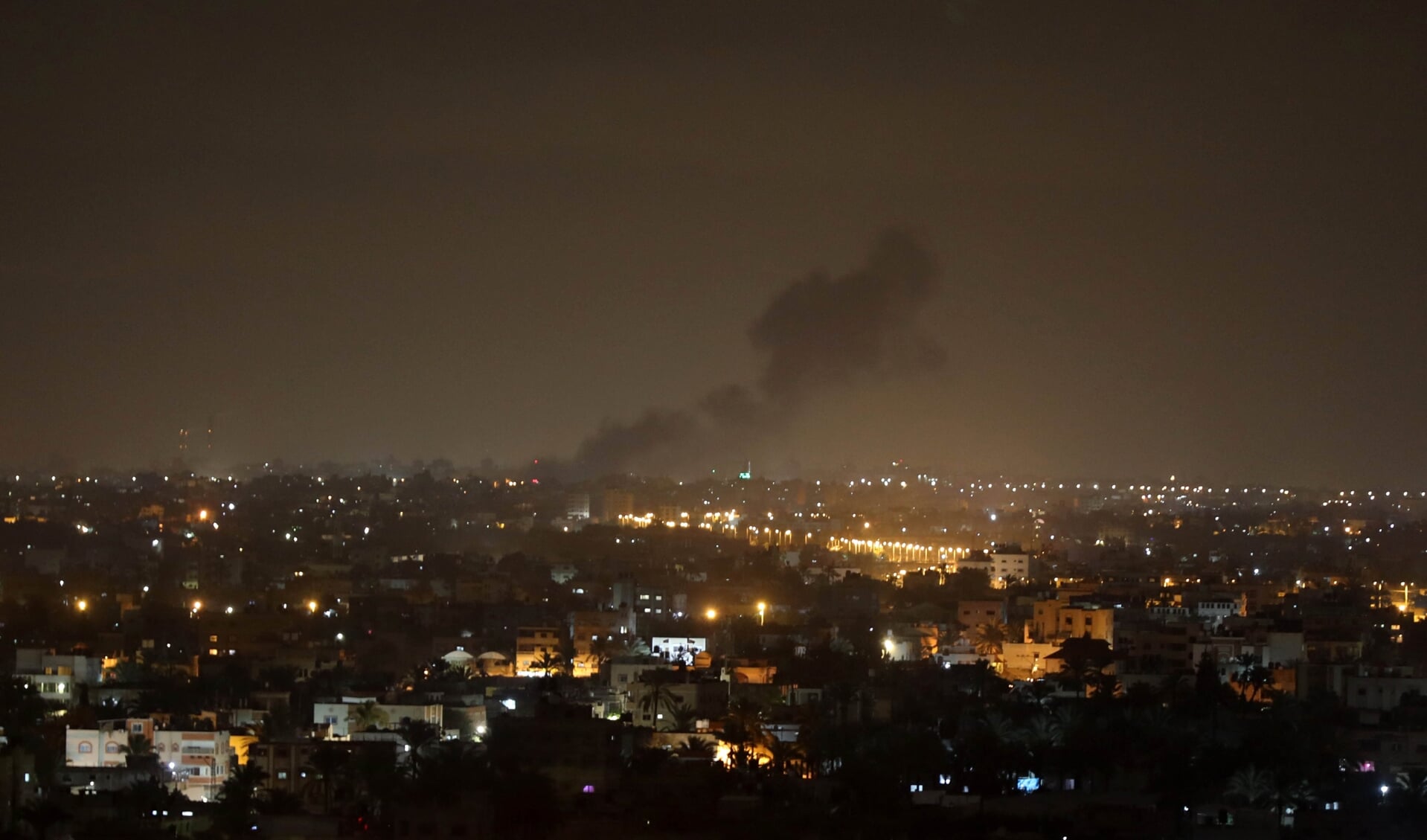 Rook boven Gaza in de vroege ochtend van 2 februari, na een Israëlische luchtaanval, enkele uren nadat Israël een Palestijnse raket had onderschept.