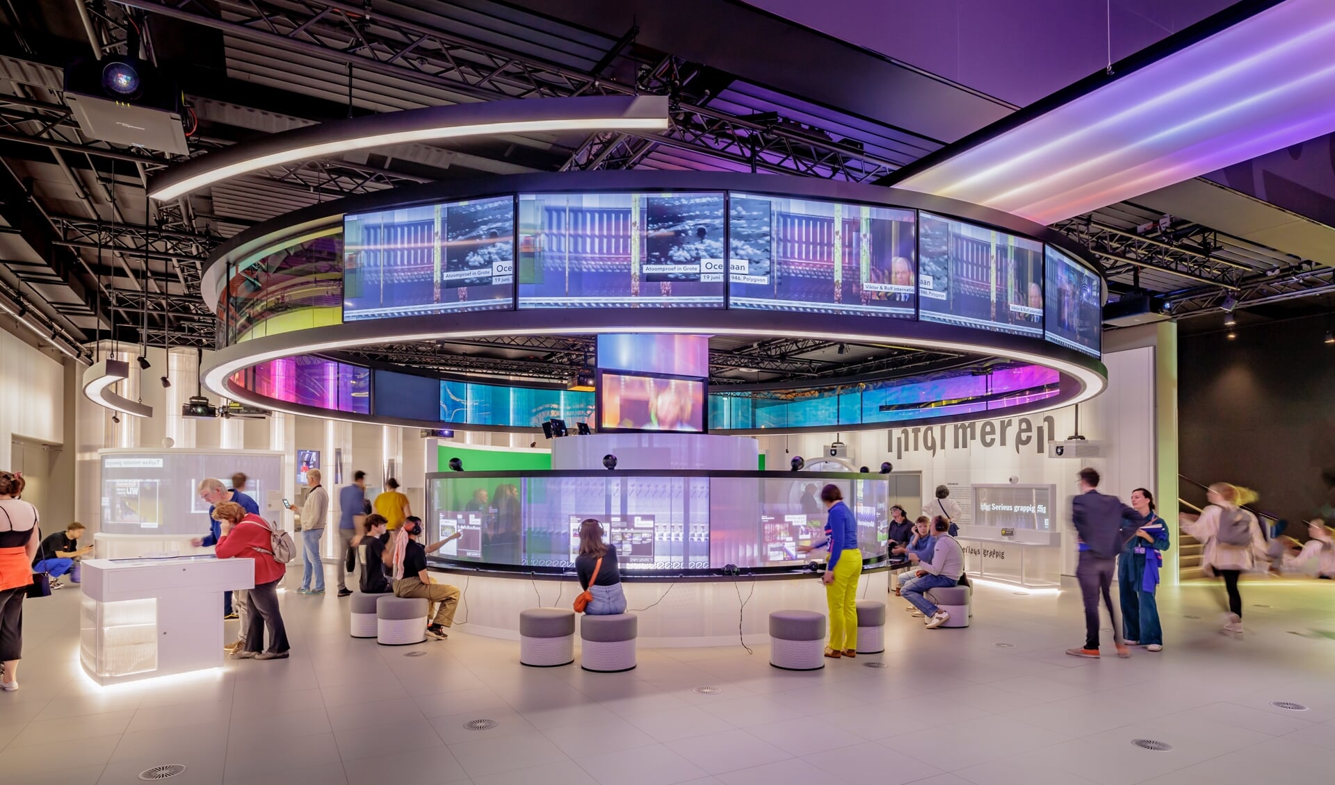 Het nieuwe Mediamuseum in Hilversum kunnen bezoekers zelf een krant samenstellen. Zij bepalen welk nieuws erin komt en welke plek het nieuws krijgt.