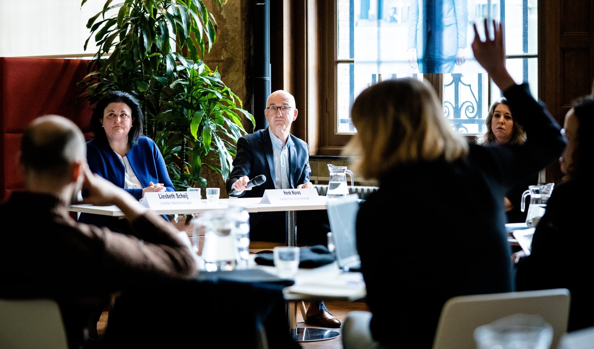 Liesbeth Scheij, voorzitter van de reflectiecommissie en Henk Naves, voorzitter van de Raad voor de rechtspraak tijdens de presentatie van het rapport ‘Recht doen aan kinderen en ouders’.