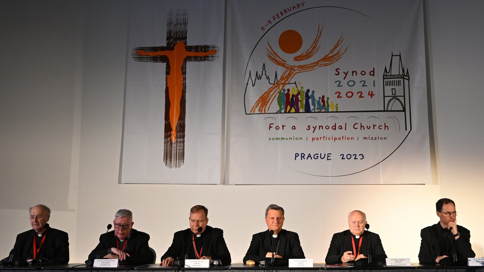 Tijdens de eerste dag van de Europese synode-ontmoeting zaten er slechts (mannelijke, celibataire) geestelijken achter de Praagse tafel. Daarop kwam vanuit de zaal en van verschillende nationale delegaties kritiek. 