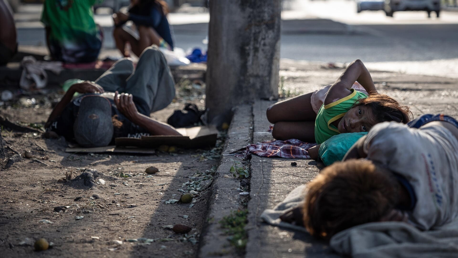 Leden van de Yanomami-gemeenschap slapen op straat in de provinciehoofdstad Boa Vista. De inheemse bevolking heeft zwaar te lijden onder de mijnbouw in hun woongebied.