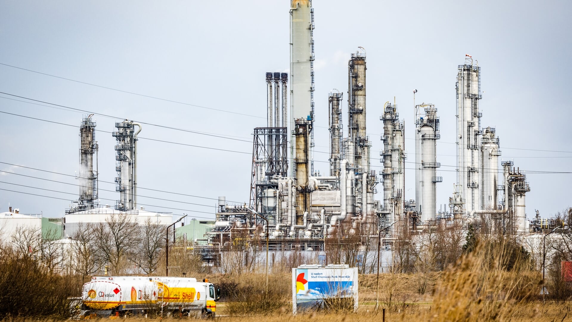 Op het chemiepark maakt Shell Moerdijk chemische producten op basis van aardolie.