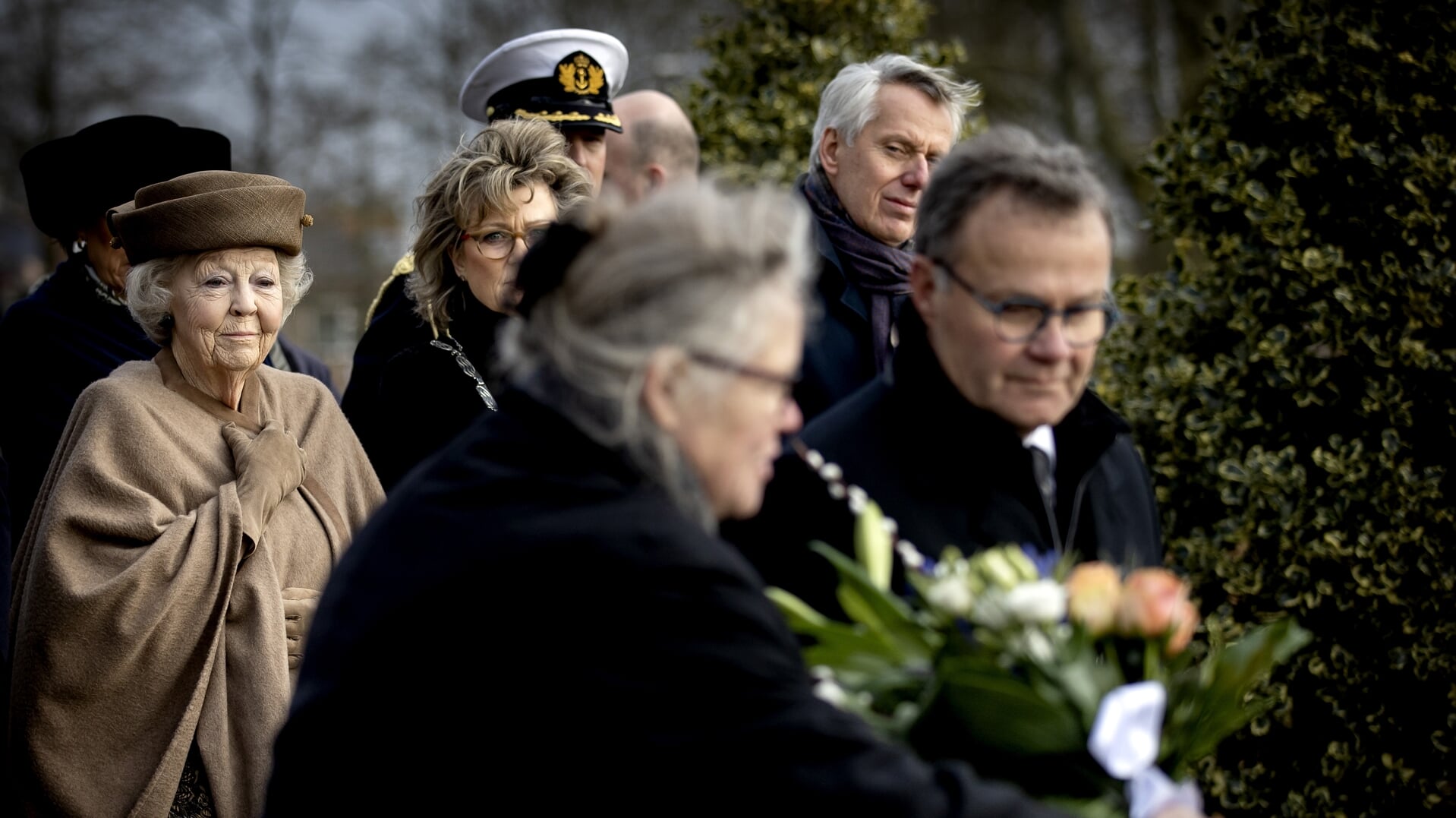 Prinses Beatrix bij de herdenking van de Watersnoodramp in Oude-Tonge.