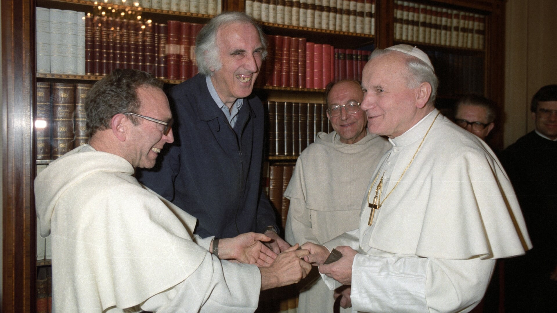 Paus Johannes Paulus II ontmoet in maart 1984 Jean Vanier en de gebroeders Philippe in het Vaticaan.