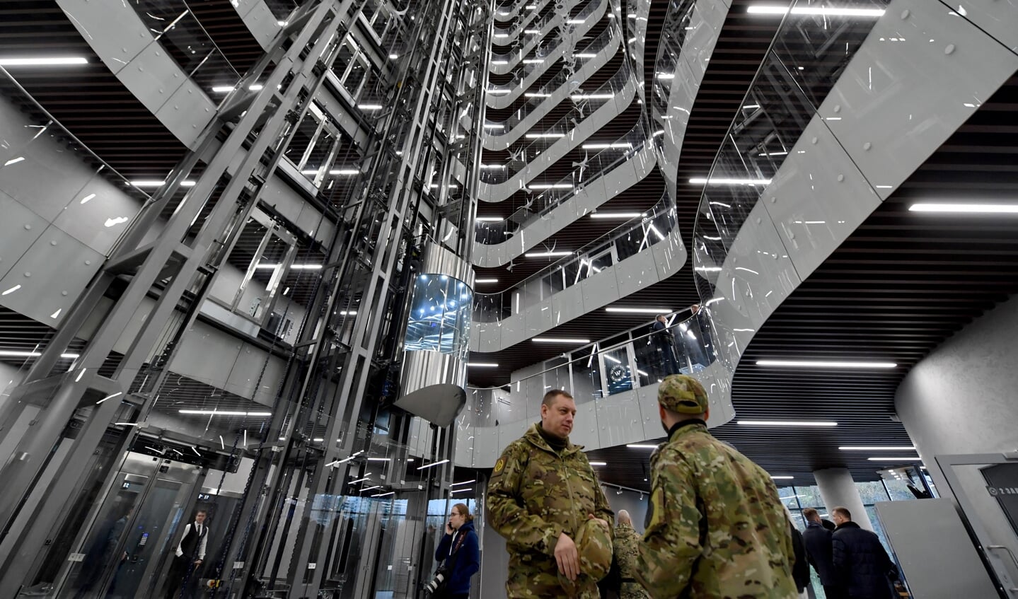 Bezoekers in camouflagekleding lopen rond in het Wagner Centre, het kantoorgebouw van Wagner tijdens de officiële opening van het gebouw op de Nationale Dag van de Eenheid, in Sint-Petersburg, op 4 november vorig jaar.